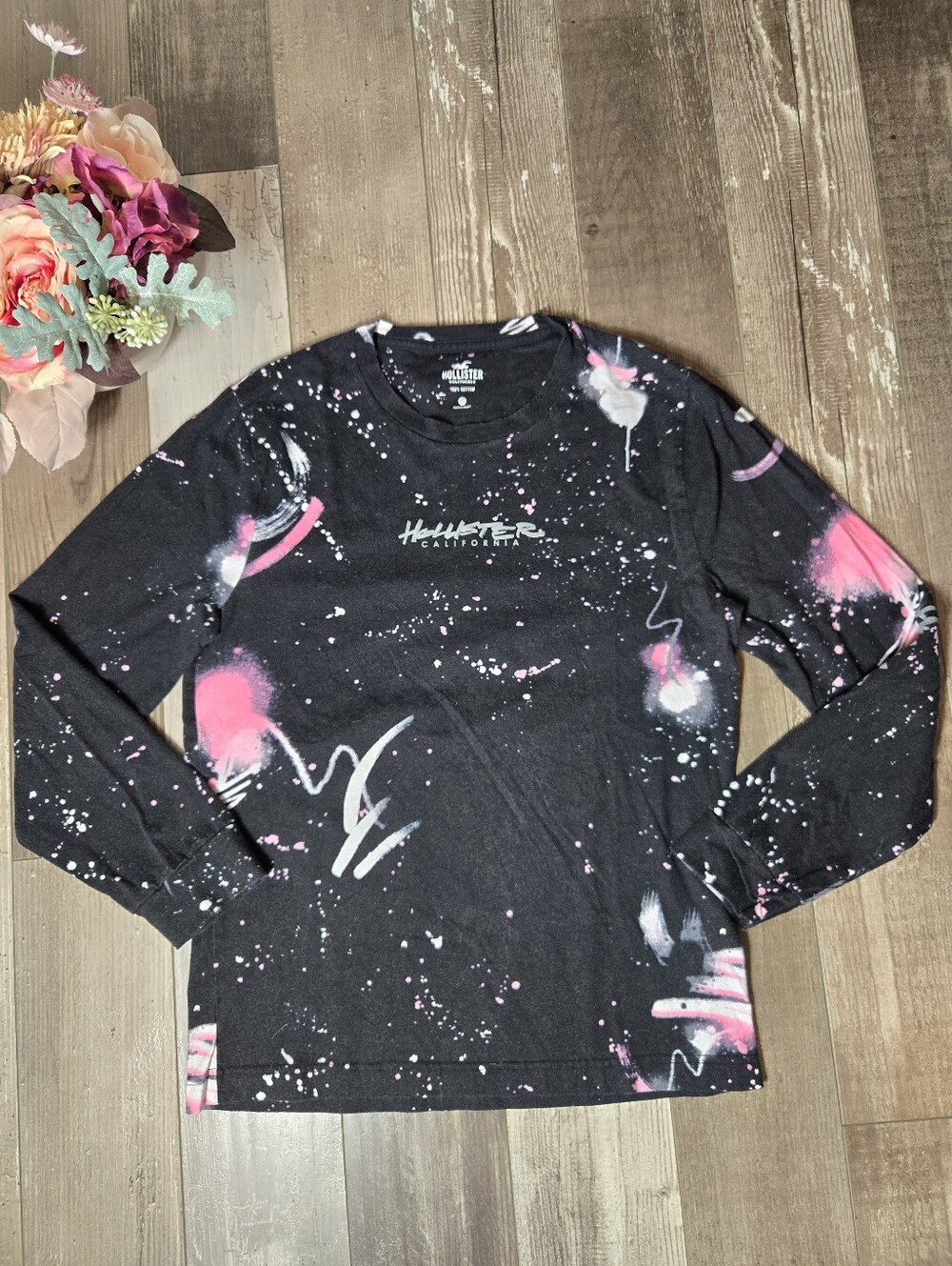 Hollister Men’s XS Black Long Sleeve Tee Pink & White Paint Splatter